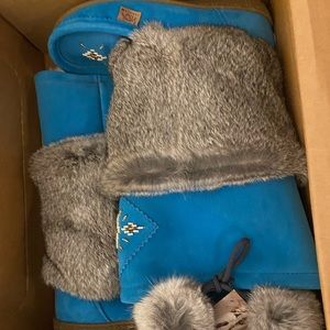 Size 9 aqua suede mukluks